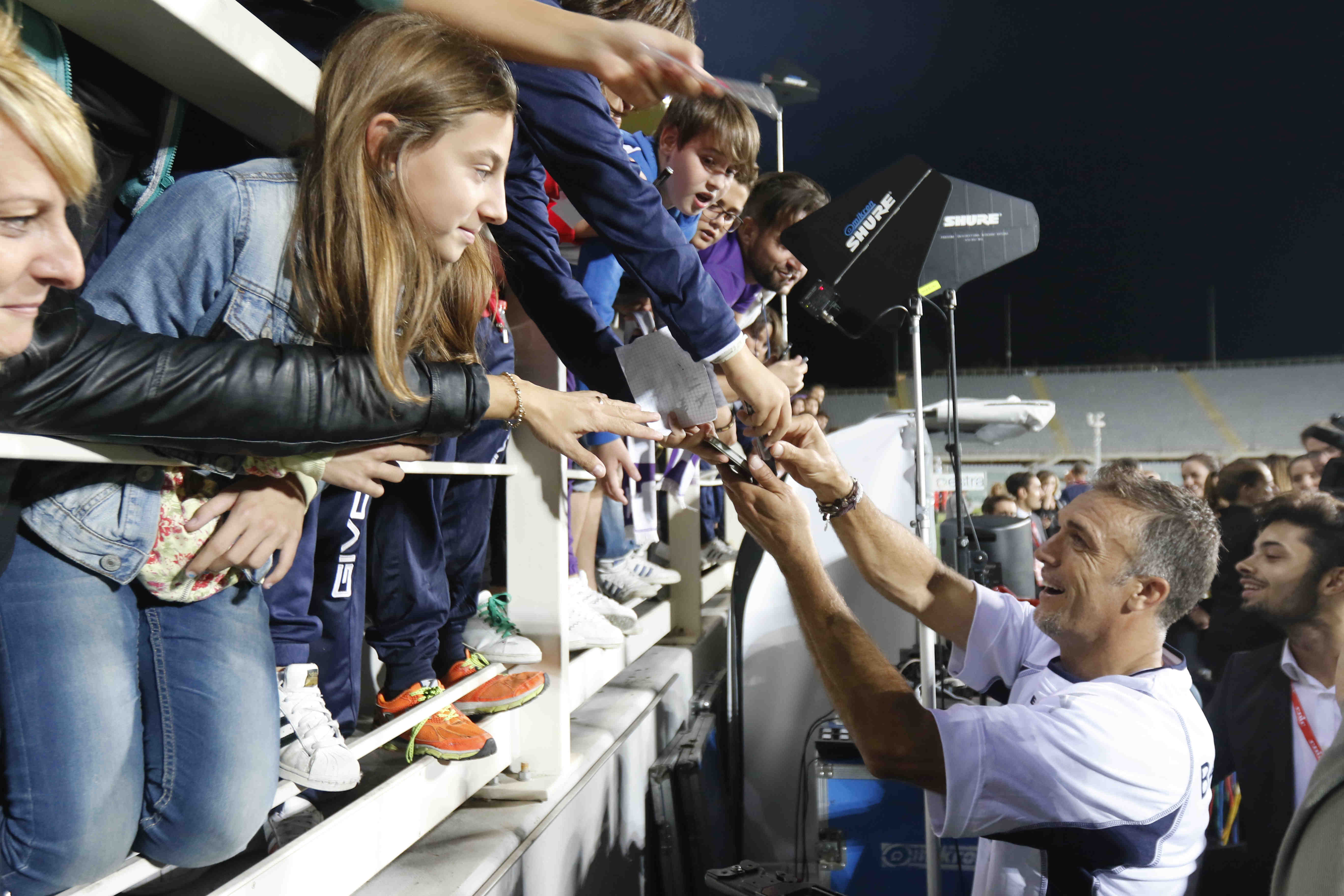 219360 0034 4062281 Firenze, La Partita Mundial, Italia vs Resto del Mondo, nella foto Gabriel Omar Batistuta che firma autografi ai bambini 2016 10 03 © Niccolo Cambi / Massimo Sestini