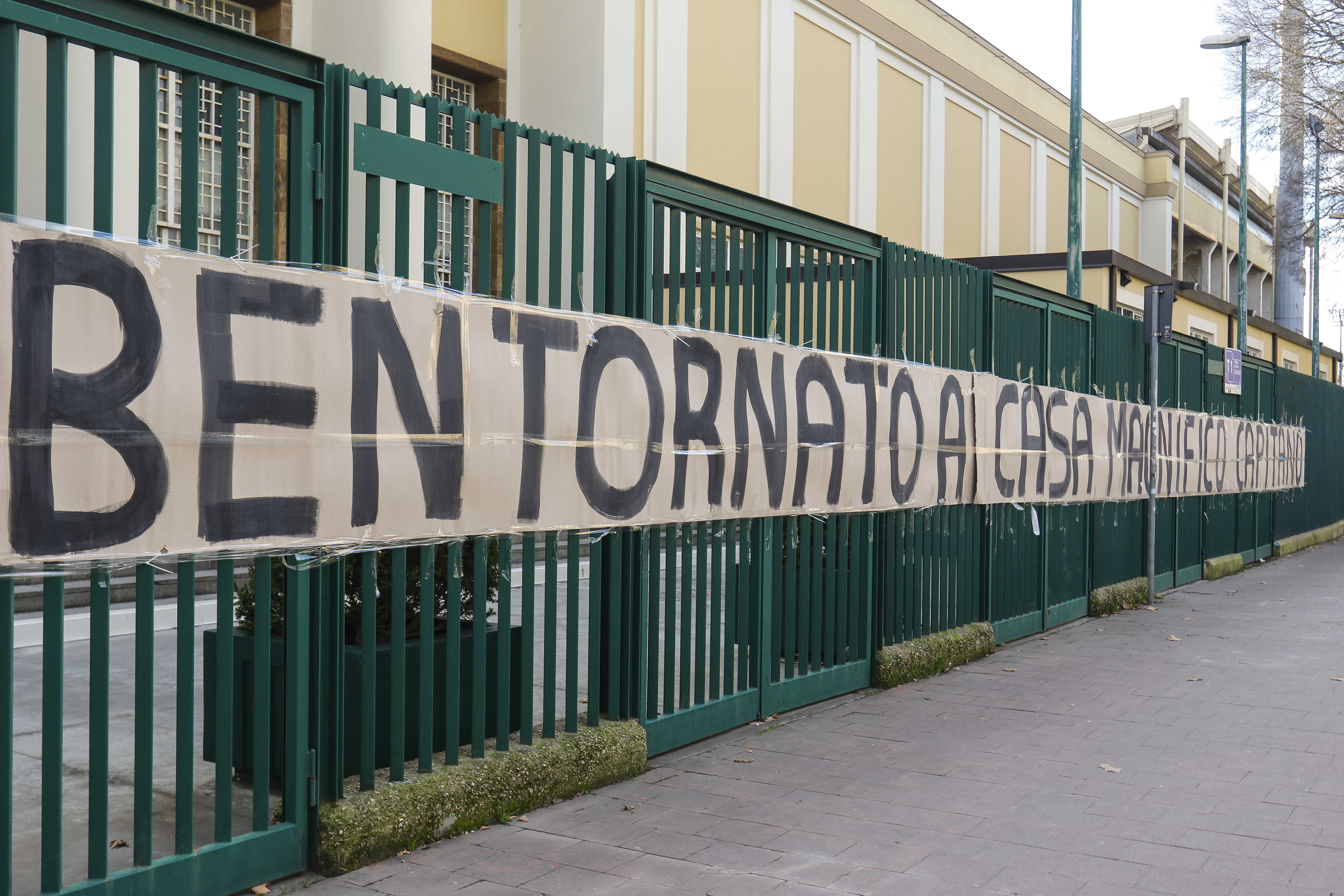 221031 0025 4103567 Firenze, allenamento della Fiorentina a porte aperte sotto gli occhi dei tifosi nello stadio Artemio Franchi, nella foto lo striscione per Antognoni 2017 01 06 © Niccolo Cambi/Massimo Sestini