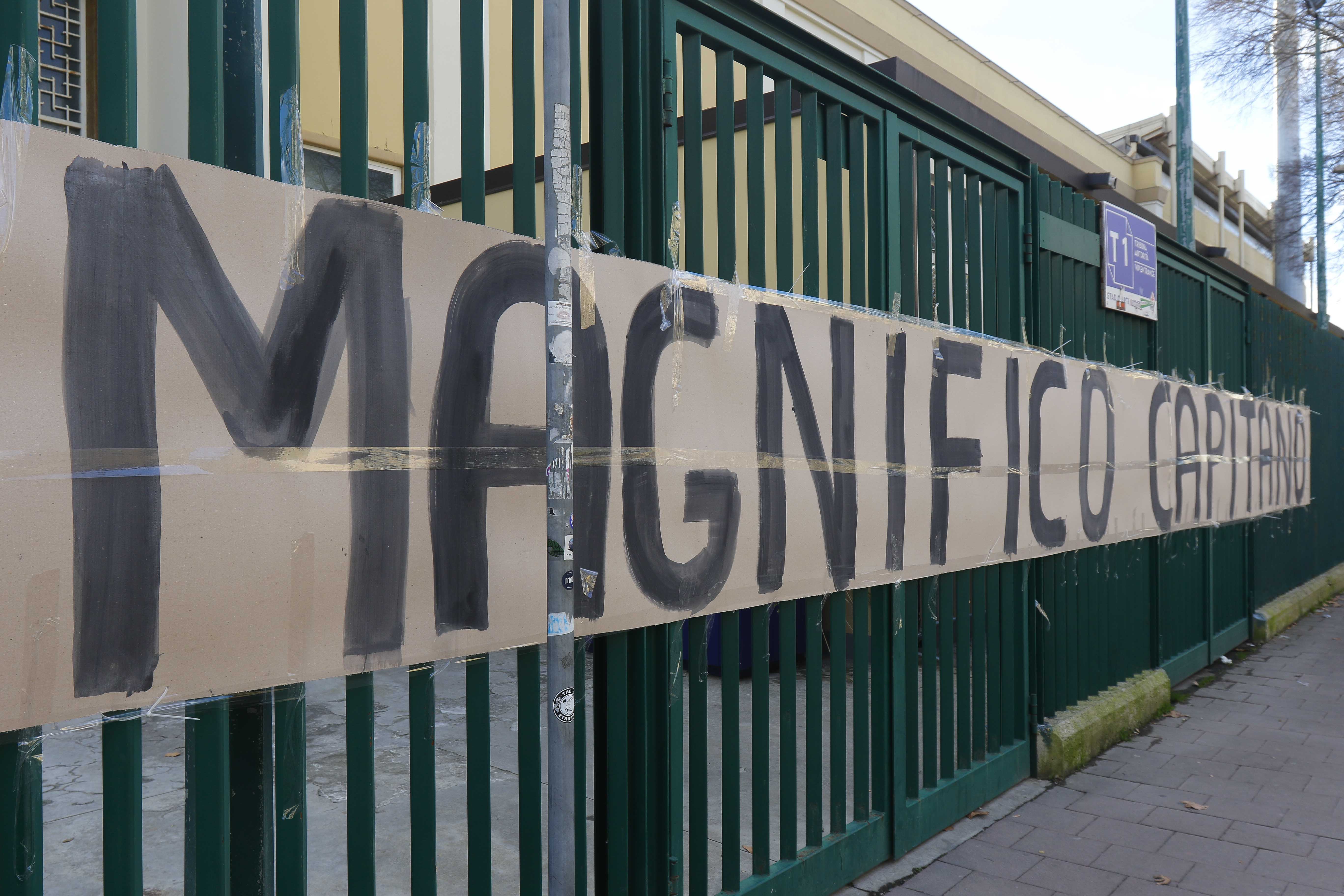 221031 0026 4103568 Firenze, allenamento della Fiorentina a porte aperte sotto gli occhi dei tifosi nello stadio Artemio Franchi, nella foto lo striscione per Antognoni 2017 01 06 © Niccolo Cambi/Massimo Sestini