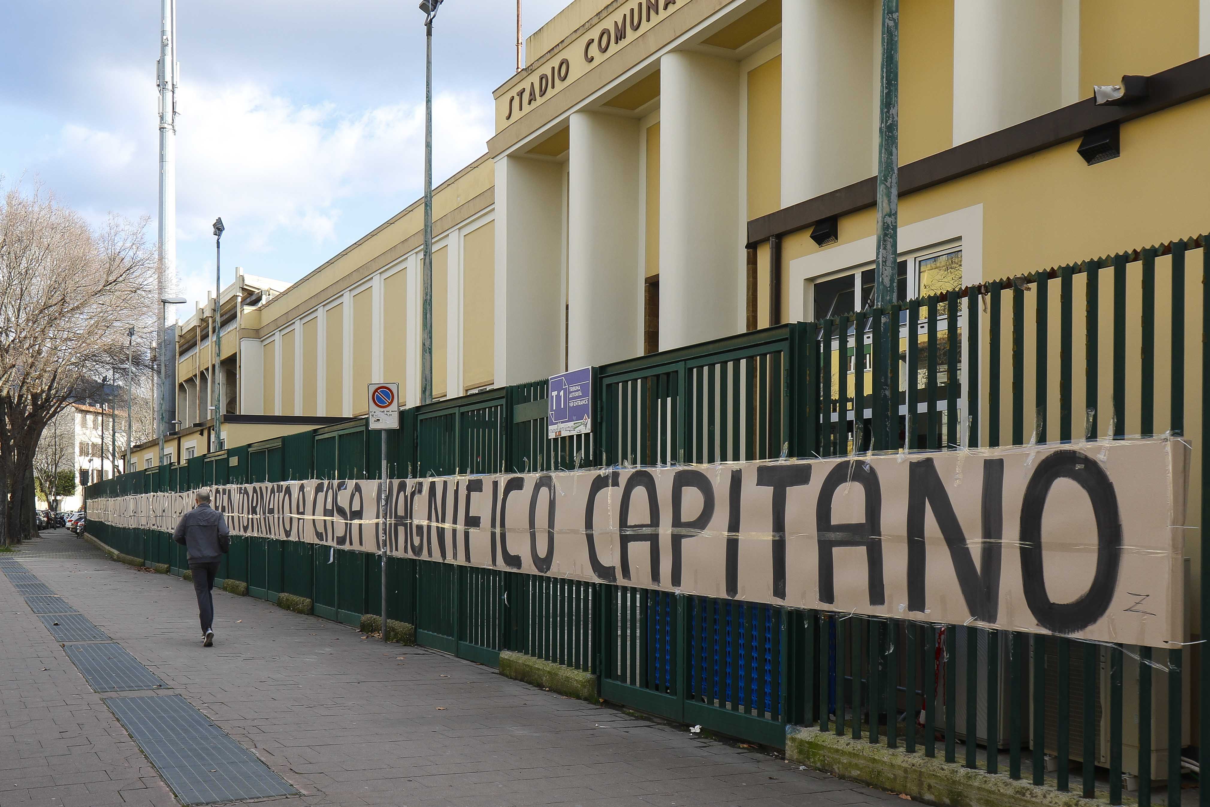 221031 0027 4103569 Firenze, allenamento della Fiorentina a porte aperte sotto gli occhi dei tifosi nello stadio Artemio Franchi, nella foto lo striscione per Antognoni 2017 01 06 © Niccolo Cambi/Massimo Sestini